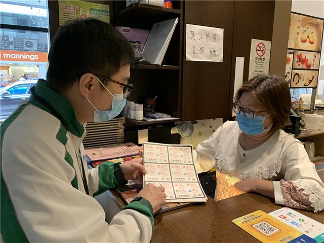 向食肆派發食安提示小貼紙  並提醒注意外賣配送食安操作